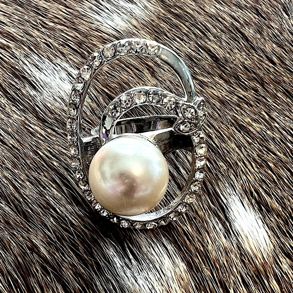 Silver and crystal statement ring - Picture 4 of 4